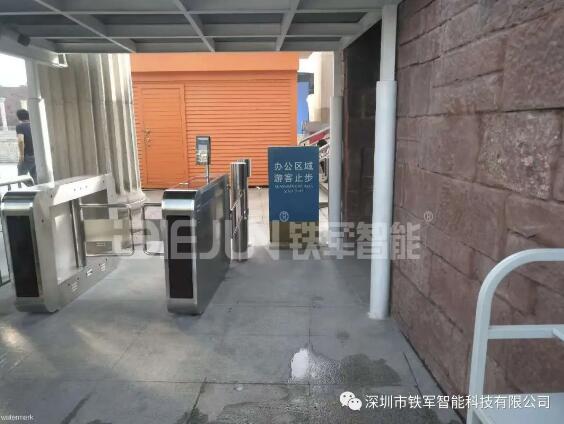 世界之窗采用深圳市鐵軍智能生產(chǎn)的高端擺閘