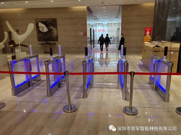 京東—卓越體驗部（上海）使用的是鐵軍智能人臉識別速通門
