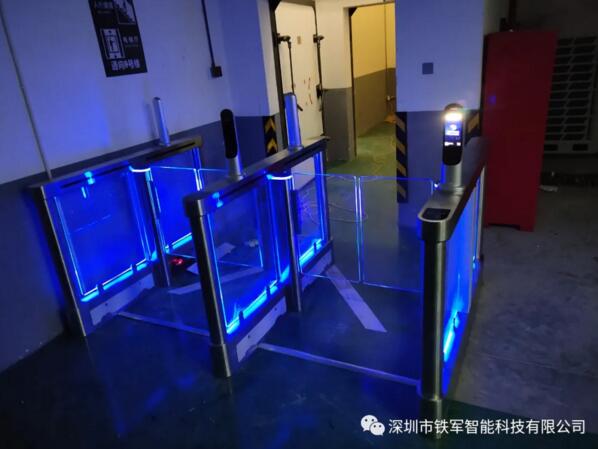 京東—卓越體驗部（上海）使用的是鐵軍智能人臉識別速通門