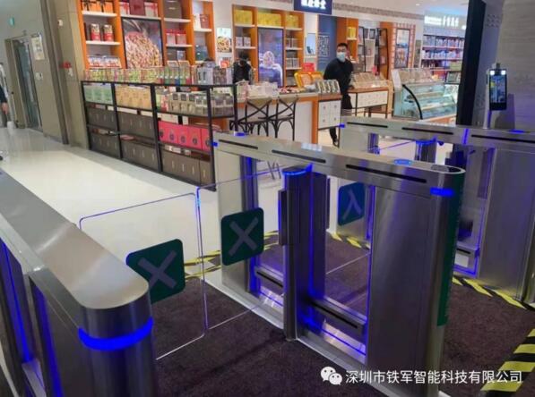 青島海信廣場(chǎng)設(shè)立鐵軍智能速通門