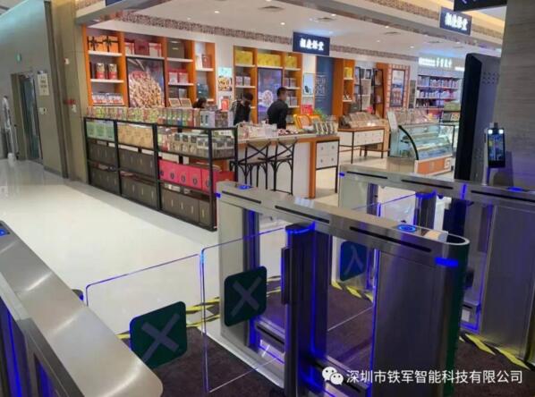 青島海信廣場(chǎng)設(shè)立鐵軍智能速通門