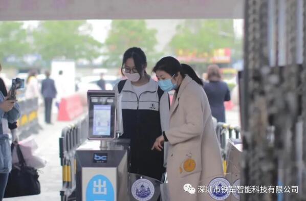 “鐵軍智能”通道閘設(shè)備集成紅外測溫、人臉識別、人證比對等先進(jìn)技術(shù)