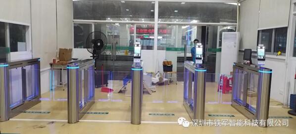 深圳市龍華區(qū)人民醫(yī)院應(yīng)用鐵軍智能“粵康碼”人臉測溫?cái)[閘