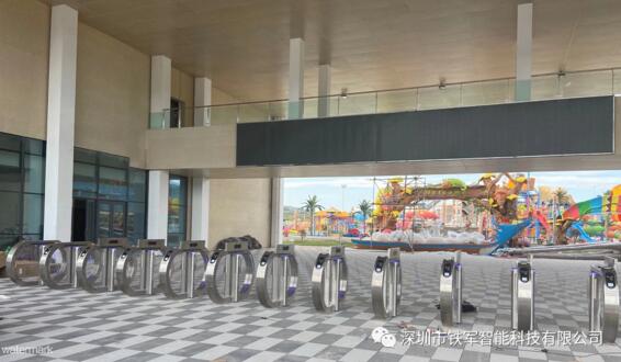 隆承國際水上樂園采用鐵軍智能生產(chǎn)的蘋果速通門