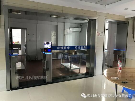 機關單位食堂在出入口處安裝鐵軍智能生產的擺閘
