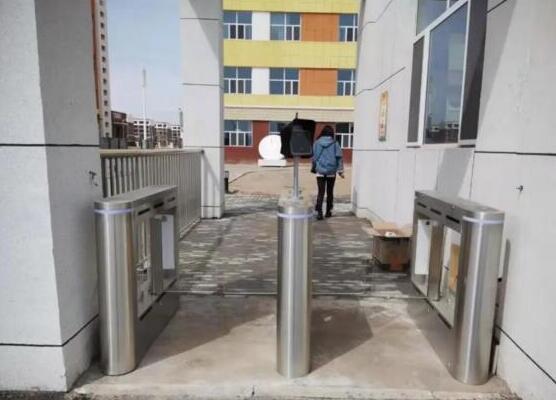 臨河區(qū)第七小學(xué)出入口安裝鐵軍智能人臉識別通道閘系統(tǒng)