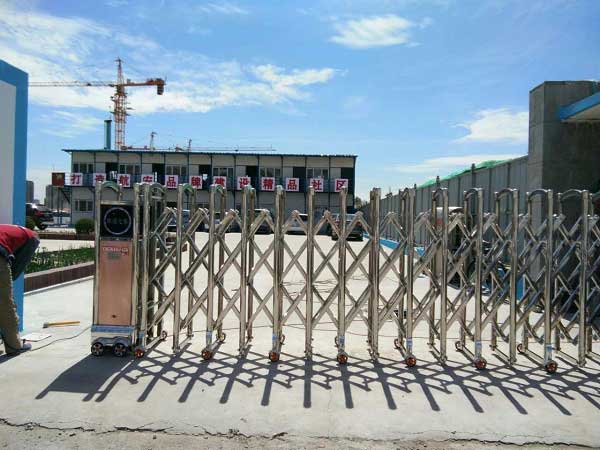 赤峰市航安地產(chǎn)施工場地電動伸縮門工程 - 中出網(wǎng)-智能出入口與停車充電門戶