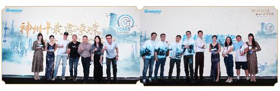 由戴永貴總裁與張翼副總裁分別為這個(gè)兩個(gè)獎(jiǎng)項(xiàng)的獲得者頒獎(jiǎng)