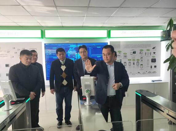 熵基科技中國(guó)區(qū)事業(yè)群總經(jīng)理展廳參觀