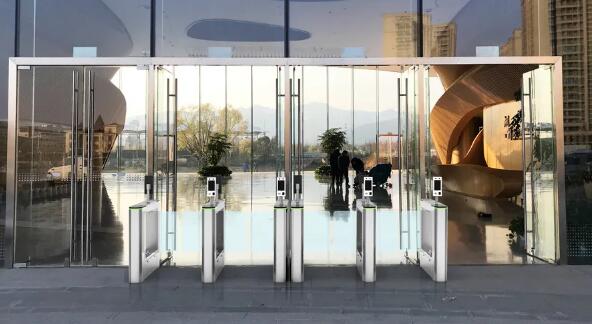 熵基科技推出了智慧政務(wù)中心出入口人證核驗解決方案