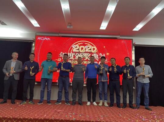 羅拉智能楊總為核心供應(yīng)商頒發(fā)獎杯