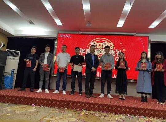 羅拉智能肖總、張總為優(yōu)秀員工頒發(fā)榮譽證書