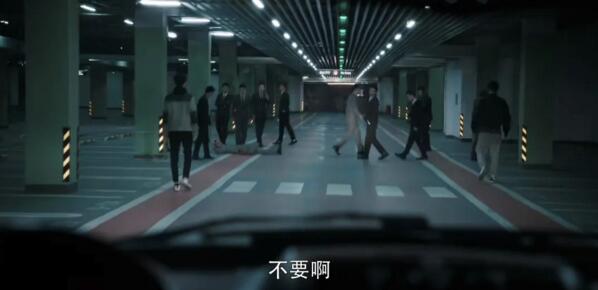 齊刷刷亮著一排車位引導探測器