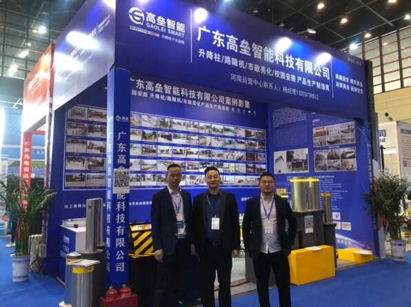 展會(huì)中客戶(hù)與工作人員合影留念