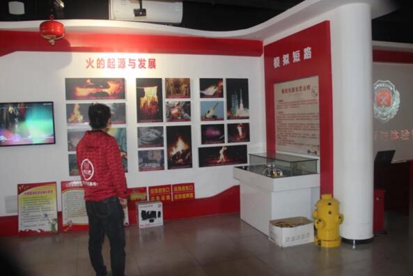 高壘各個(gè)員工在消防體驗(yàn)館打卡