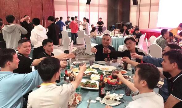 從碰杯聲和交談聲中落下帷幕