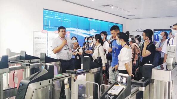 佳都科技軌道交通產(chǎn)品營銷中心總經(jīng)理劉志宏為媒體演示技術(shù)產(chǎn)品