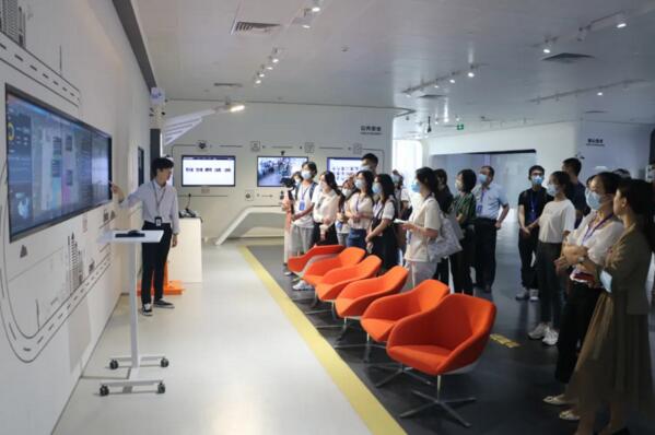 佳都科技智慧城市產(chǎn)品解決方案經(jīng)理吳曉鵬介紹智慧城市最新技術(shù)