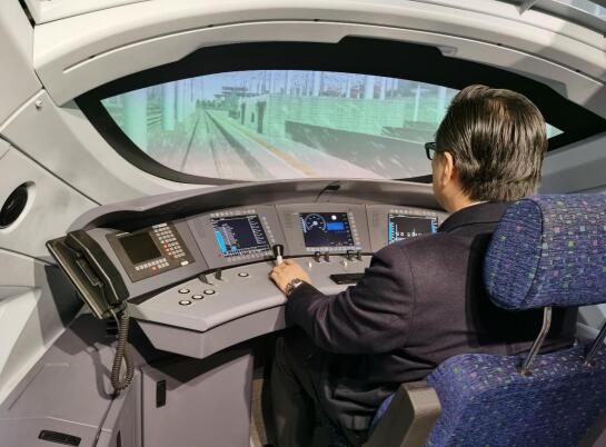 李德紘院士在和諧號(hào)CRH3型動(dòng)車組模擬駕駛室試駕體驗(yàn)