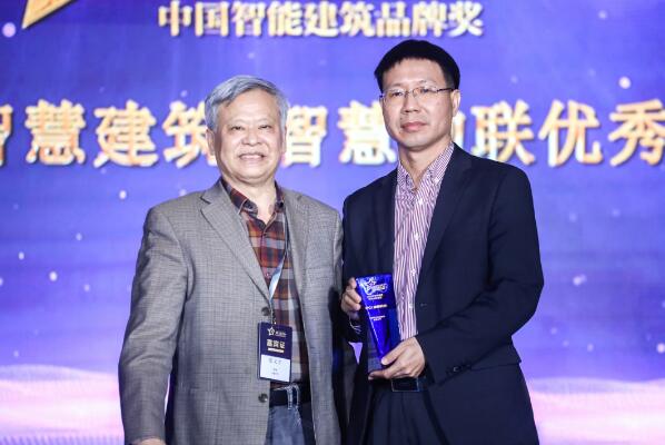 佳都科技副總裁兼商用智能產(chǎn)品事業(yè)部總經(jīng)理何新安（右）出席頒獎(jiǎng)典禮