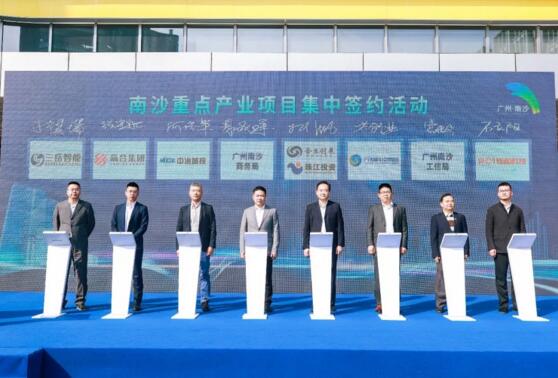 佳都科技高級副總裁兼智慧城市業(yè)務群總裁石立陽（右一）