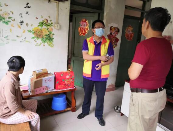 佳都相關(guān)黨員來到小瑩的家中