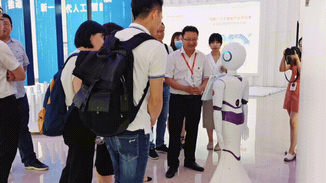 “小佳”黨建機(jī)器人