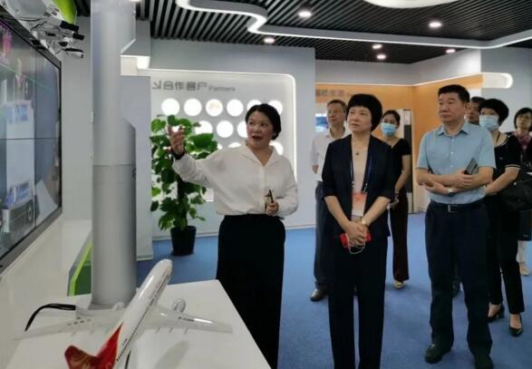 廈門市人大常委會副主任陳紫萱一行蒞臨人工智能代表企業(yè)——瑞為技術進行調(diào)研