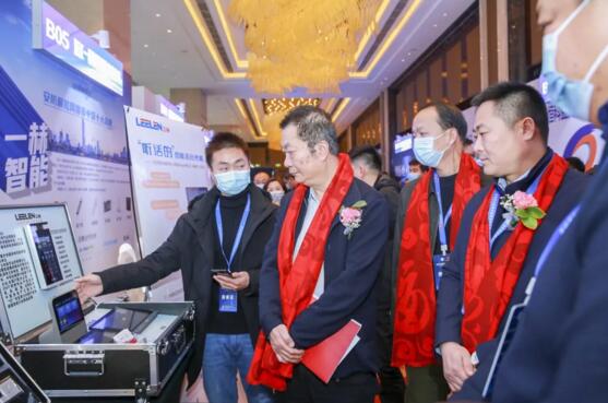 湖北省安全技術防范行業(yè)協(xié)會會長魏利一行蒞臨立林展位參觀