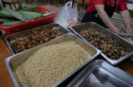 食堂的工作人員把糯米提前炒半熟