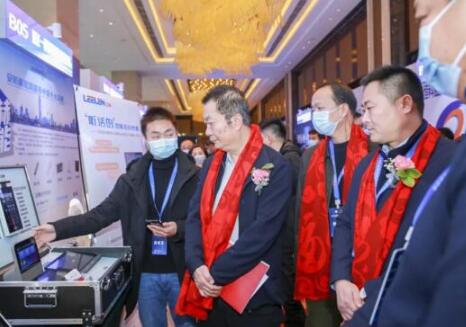 閃耀亮相丨湖北省安全技術(shù)防范行業(yè)協(xié)會會長魏利一行蒞臨立林展位參觀