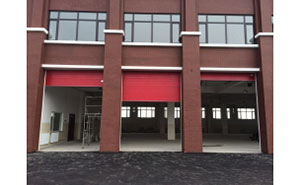 大連松木島消防隊(duì)車庫門案例 - 中出網(wǎng)-智能出入口與停車充電門戶