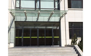 大連武警部隊(duì)自動(dòng)門案例 - 中出網(wǎng)-智能出入口與停車充電門戶