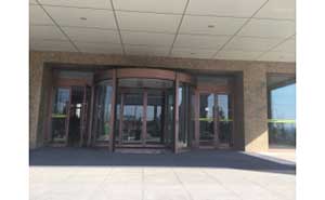 大連武警部隊(duì)兩翼自動(dòng)旋轉(zhuǎn)門案例 - 中出網(wǎng)-智能出入口與停車充電門戶