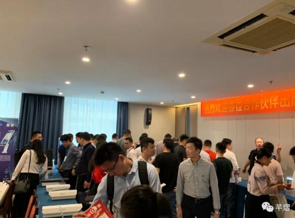 推介會現(xiàn)場-產(chǎn)品體驗區(qū)人潮涌動