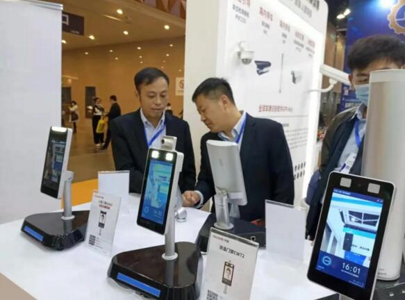 觀眾參觀動態(tài)人臉識別產品