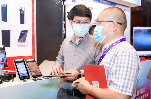 芊熠在現(xiàn)場搭建動態(tài)人臉識別系列及智能車輛識別系列軟件產(chǎn)品應(yīng)用場景展示區(qū)