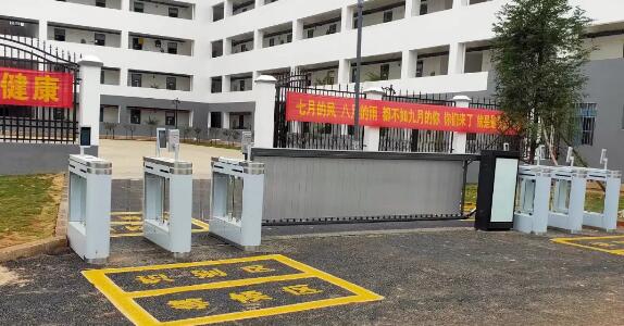 云南某學(xué)校在宿舍門口設(shè)置芊熠人臉識(shí)別終端