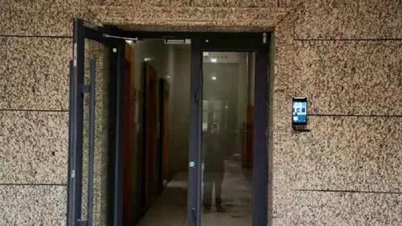 某社區(qū)單元樓出入口安裝芊熠人臉識別終端