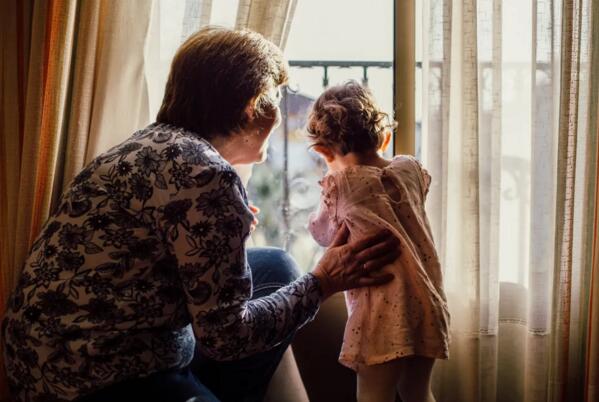 老人出門忘記鎖門？