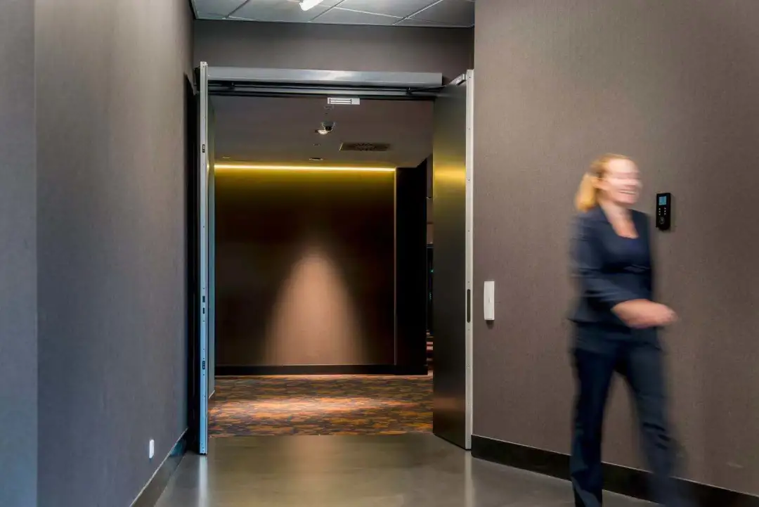 鋁合金銀色機(jī)身