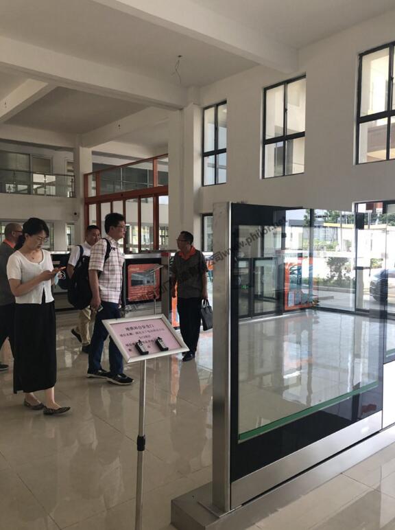 松下質(zhì)控部、制造部、機電部一行人員首先參觀了，菲勒自動門工廠樣品展廳