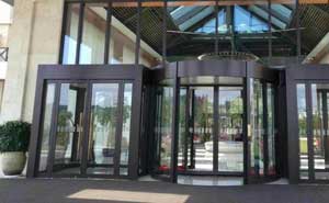 安吉銀潤(rùn)大酒店旋轉(zhuǎn)門(mén)案例 - 中出網(wǎng)-智能出入口與停車(chē)充電門(mén)戶(hù)