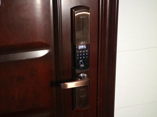 亞太天能T109的門(mén)外鎖身上部分是自動(dòng)滑蓋區(qū)域