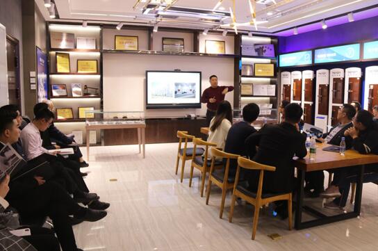 付總更是現場講解了亞太天能企業(yè)的發(fā)展歷程及產品的進化史