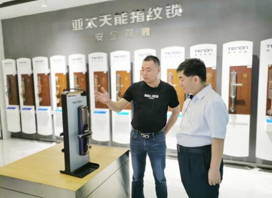 亞太天能銷售總監(jiān)王長(zhǎng)江向葵花獎(jiǎng)?wù){(diào)研團(tuán)介紹產(chǎn)品