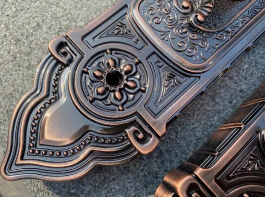 后面板最下方則是固定螺絲孔