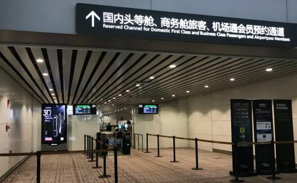 天能廣告投放·廣州白云機(jī)場登機(jī)通道