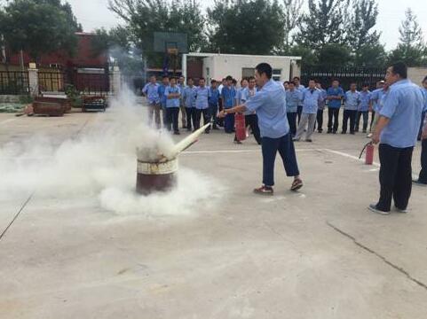 公司組織全體員工開展消防演練活動(dòng)