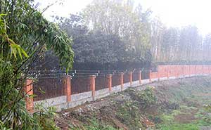 成都藍(lán)光地產(chǎn)電子圍欄案例 - 中出網(wǎng)-智能出入口與停車充電門戶